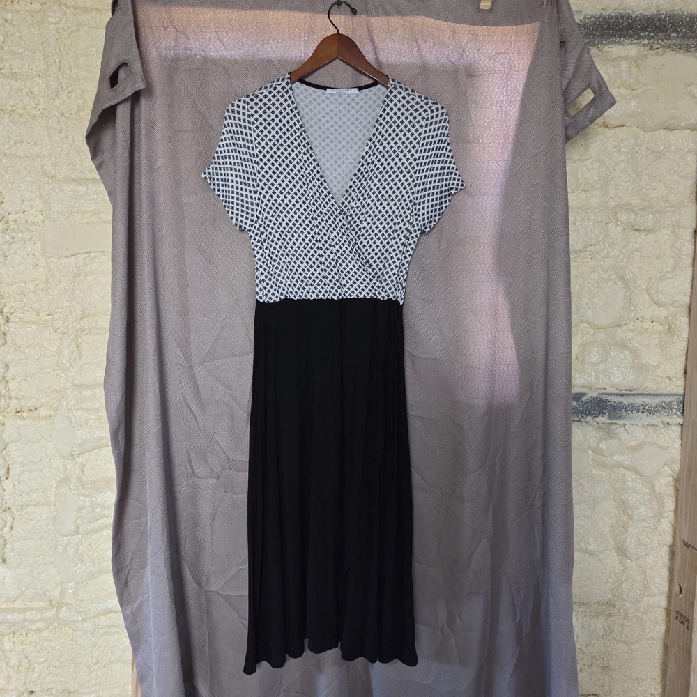 Chris & Carol Dress Womens Medium Black Short Sleeve V Neck Fit & Flare Midi